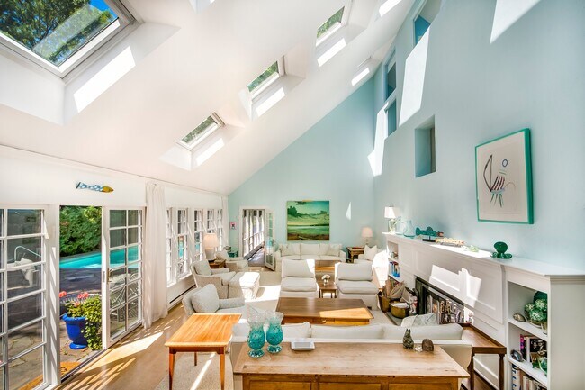 Photo - 8 White Pine Rd