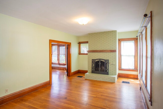 Photo - 313 E State St