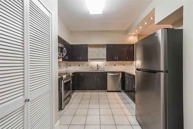 Building Photo - 15 Greenway Plz Unit 5C