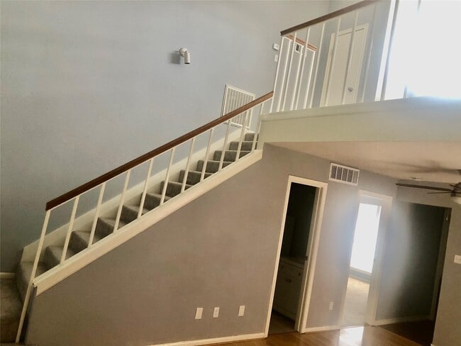 Building Photo - 3150 Walnut Bend Ln Unit 618