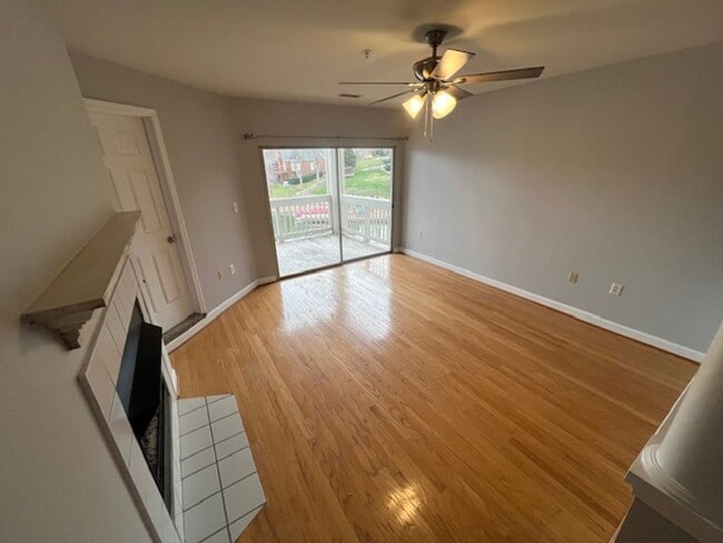 Photo - Waterfront - 2 Bed/2 Bath Condo - Pier 33 - Alley Kitchen - Fireplace - Washer/Dryer Included - C...