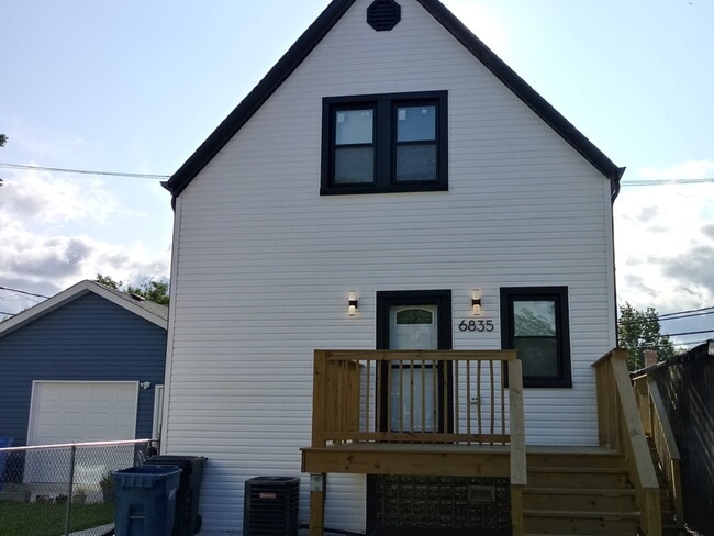 Building Photo - 6835 S Oakley Ave