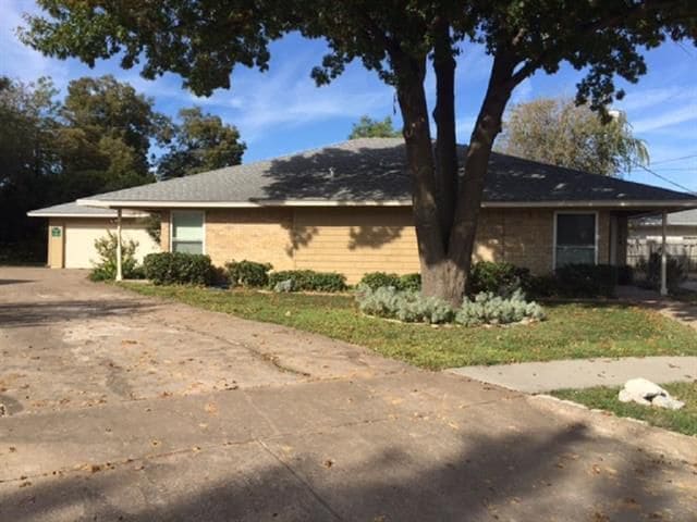 Building Photo - 2430 Lakeview Cir