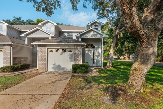 Building Photo - "Charming 2-Bed Townhouse Retreat with 2.5... Unit A
