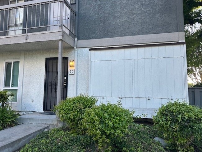 Building Photo - Lakeshore: Lower 1 Bedroom 1 Bath Condo, E...