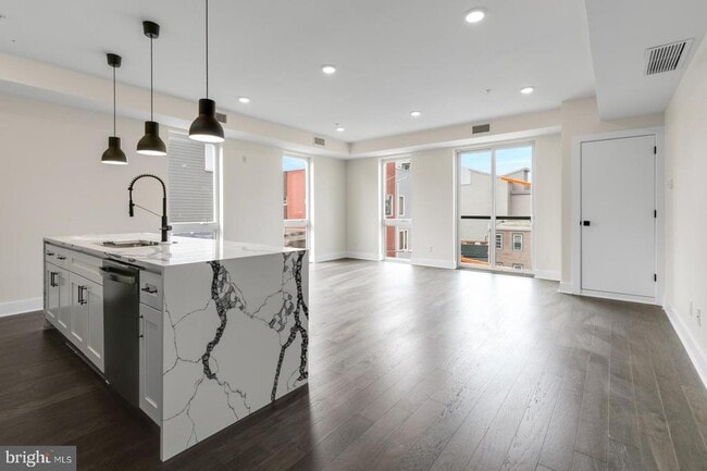 Building Photo - 1868 Frankford Ave Unit 204