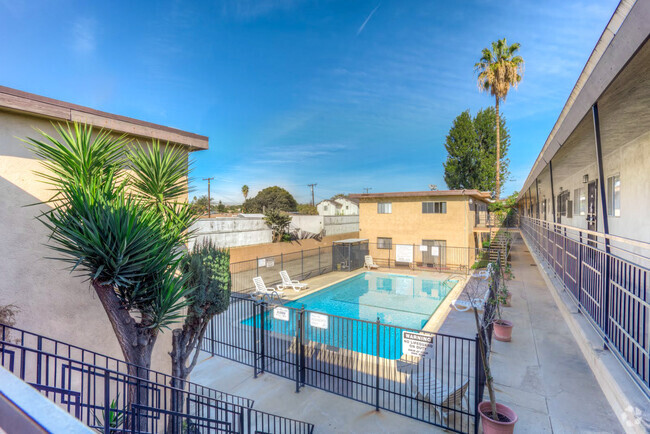 Community Pool when in Season - Le Chateau Apartments