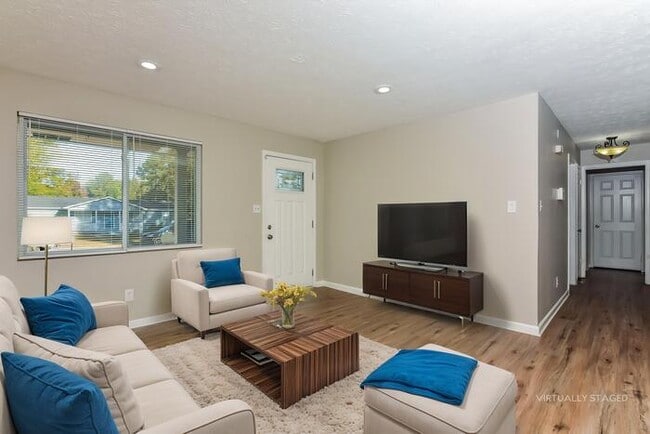 Photo - 595 Lakeridge Cir SE