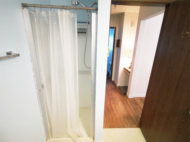 Photo - 545-520 20 St W
