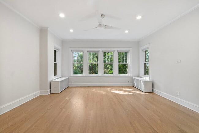 first floor living room - 1031 Wesley Ave Unit 1