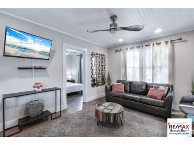 Building Photo - Wonderful upper level unit in historic Pen... Rental