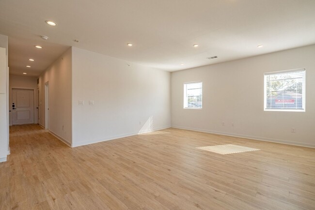 Photo - Stylish and Spacious 2 Bedrooms, 2 Bathrooms Condo for Rent in Little Ford!!!