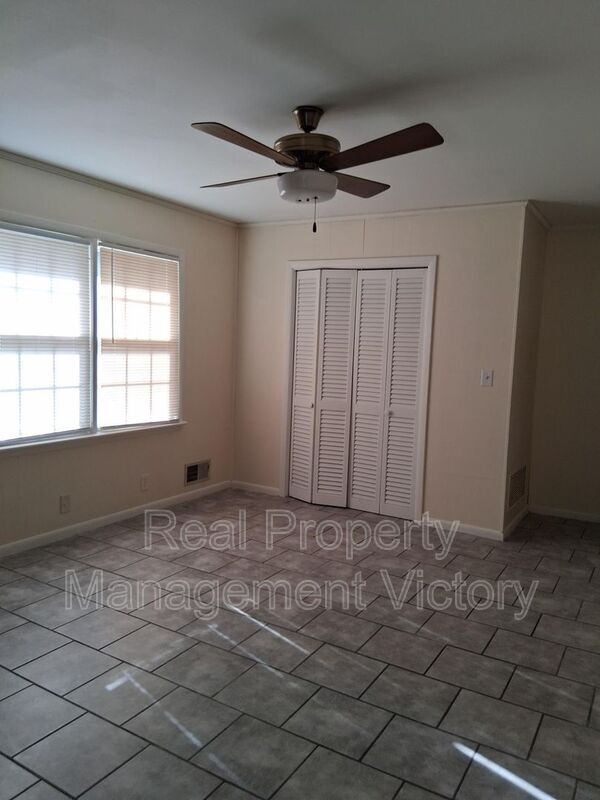 Photo - 817 Springlake Cir NE