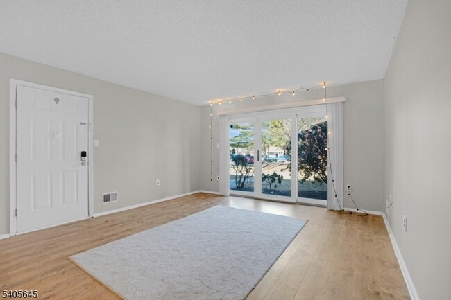 Photo - 51 Crabapple Ln