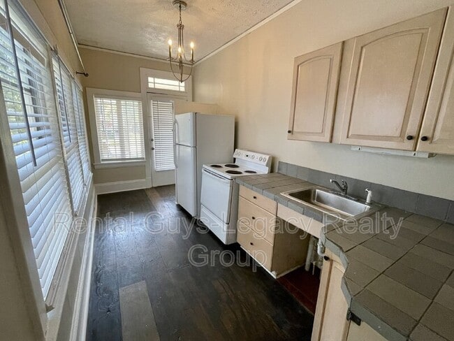 Photo - 2327 College St