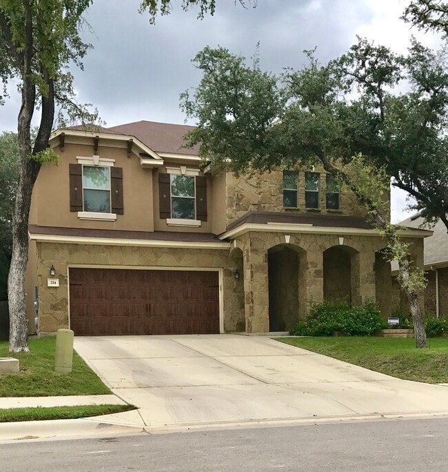 Building Photo - Spacious 4 Bedroom Home with Multiple Livi...