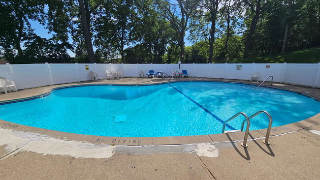Well maintained 2-Bed 2-bath Oasis with Pool Access in Prime Bloomington Location 7-17