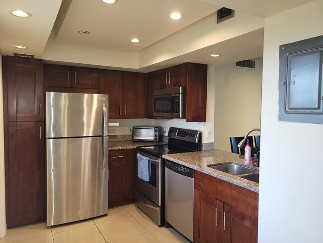 Building Photo - 3050 N Palm Aire Dr Unit 508