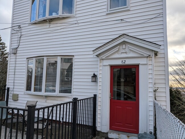 Building Photo - 82 Gladstone St Unit 2