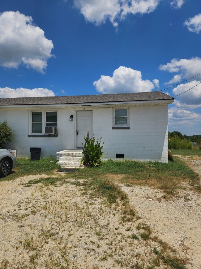Building Photo - 4835 N Old Laurens Rd Unit F