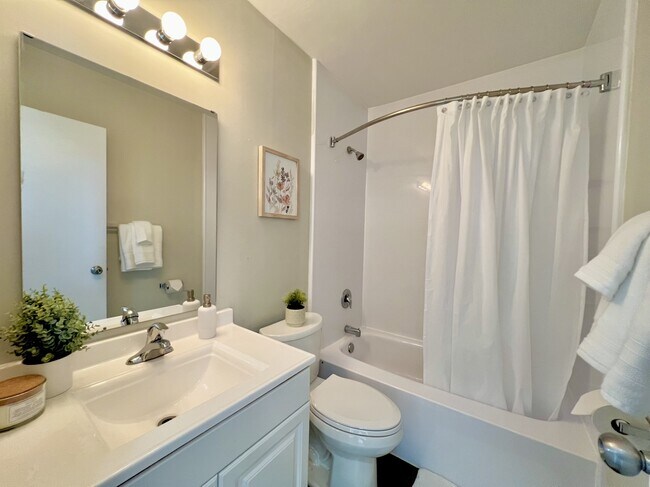 4-piece Bathroom - Newport Towers