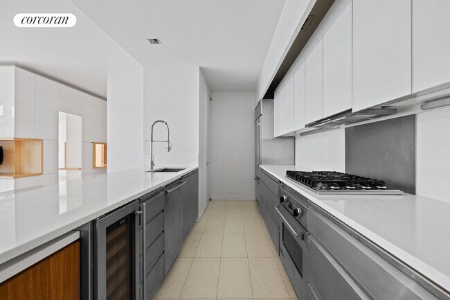 Photo - 447 W 18th St