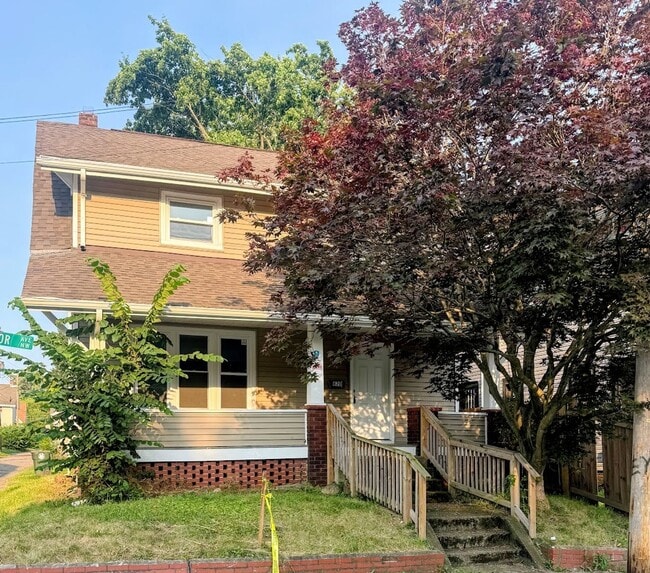 Building Photo - Beautiful 3 bedroom home on corner lot with garage - Canton NW