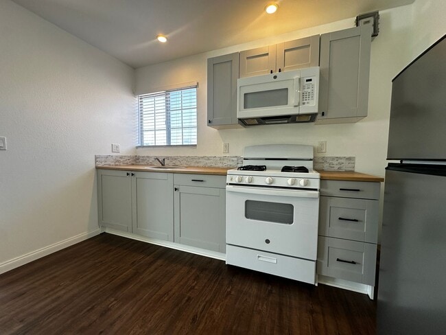 Building Photo - Move-In Special - Charming studio in San M...