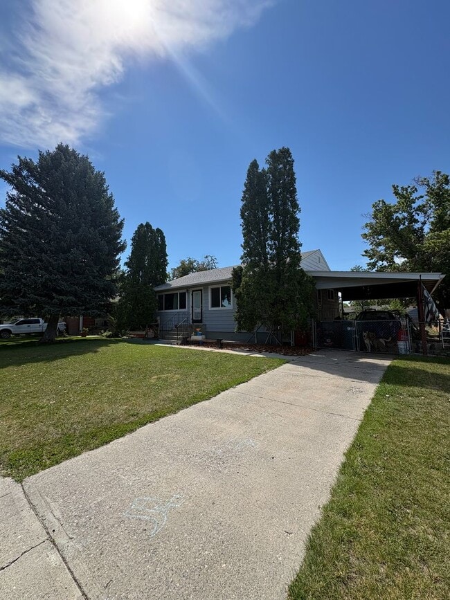 Building Photo - Spacious 4 bed 2 Bath Centrally Located