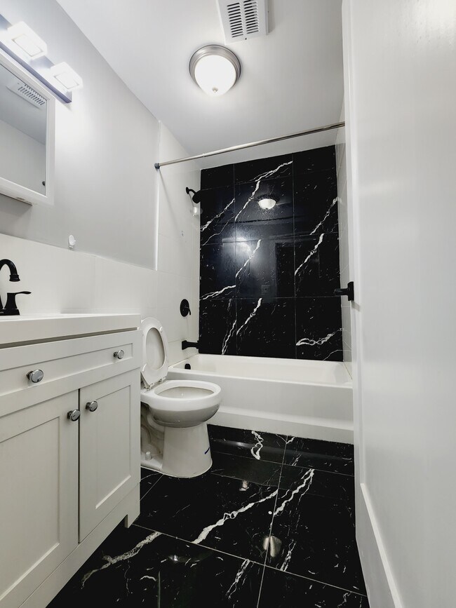 Unit 1R - 26 Yale Ave Unidad 4