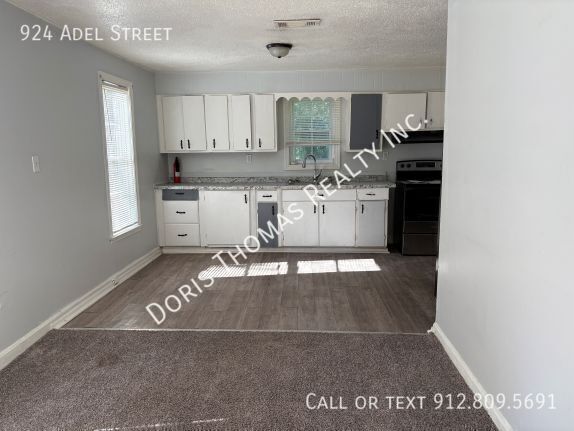 Photo - 924 Adel St