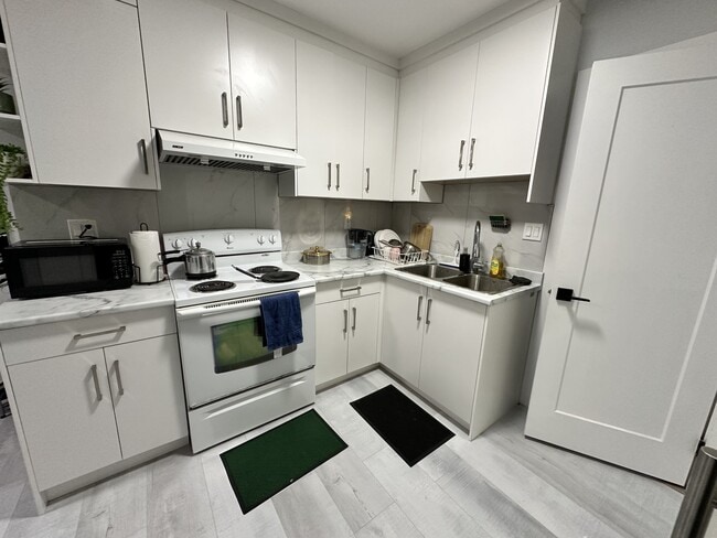 Photo - 2047 Majestic Crescent