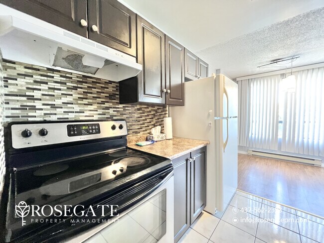 Photo - Spacious 2-Bedroom Apartment in Prime London Location – 900 Sq Ft Unit 609