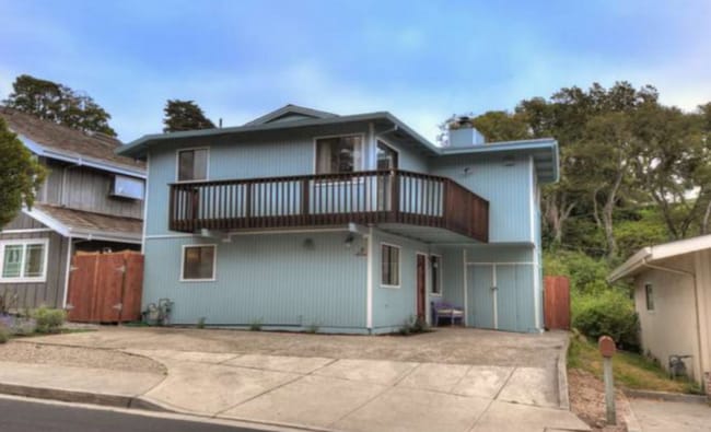 Building Photo - Short walk to the Beach / Available Now / Pets Welcome