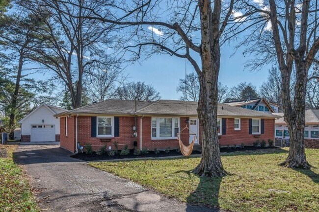 Renovated Ranch, Fenced Yard, Separate Studio - Renovated Ranch, Fenced Yard, Separate Studio House