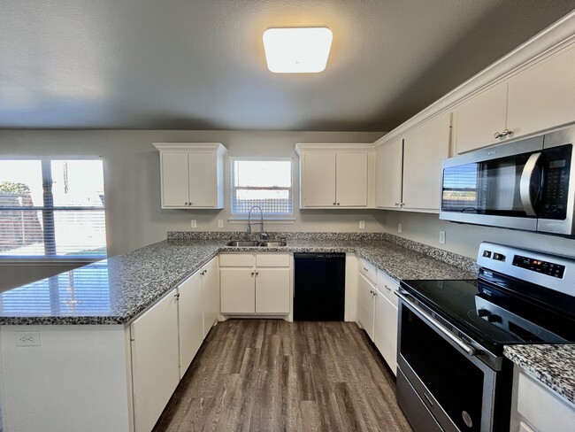 Photo - 3450 Itasca St