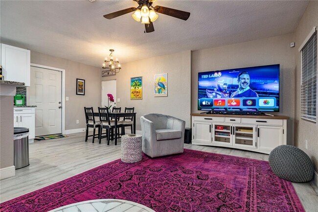 Photo - 113 W Adalee St