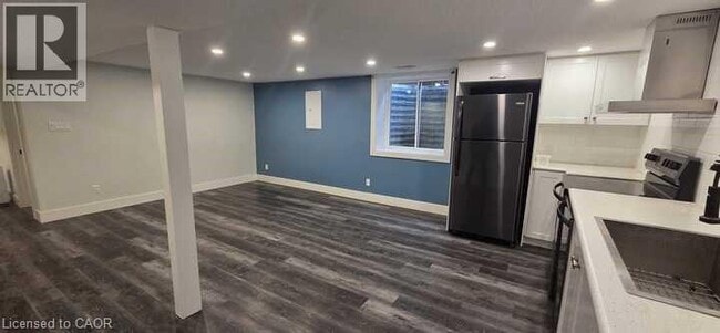 Photo - 96 Geneva Crescent Unit B