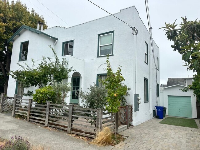 1539-1541 E. 38th St
