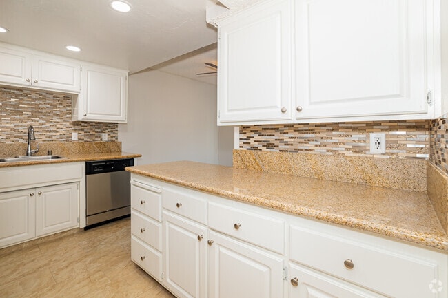 1BR, 1BA - 750SF