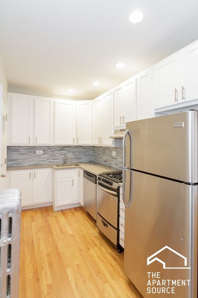 Building Photo - 516 W Cornelia Ave Unit 320