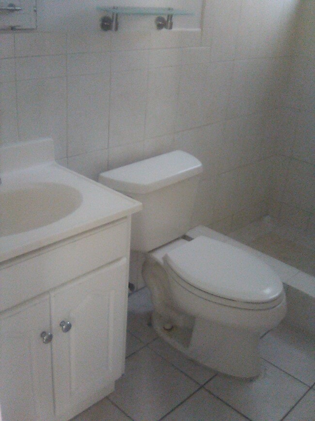 Ist floor full bathroom - 641 SW 28th Rd Unit Rear