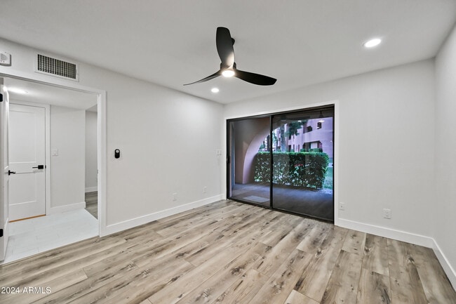 Photo - 12212 N Paradise Vlg Pkwy S Unidad 105