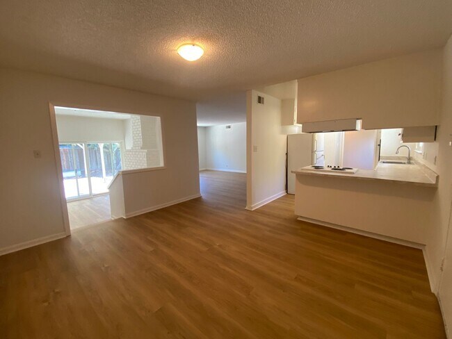 Photo - 1562 Oakroyal Dr