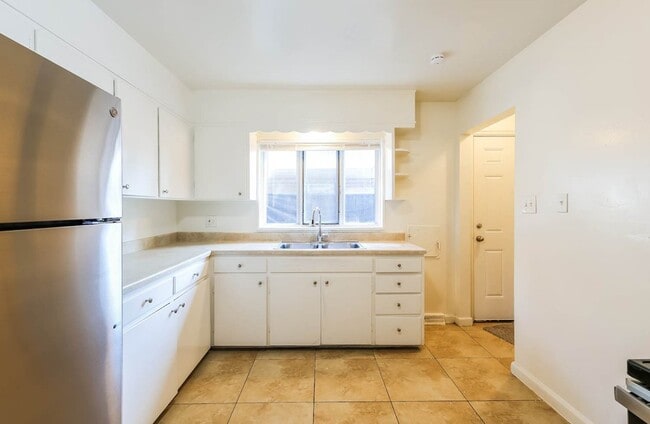 Photo - 2048 Ironton St