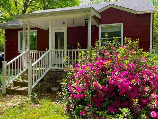 Building Photo - Lovely 2br bungalow with screened porch an... Rental