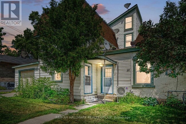 Photo - 20 Russell St W