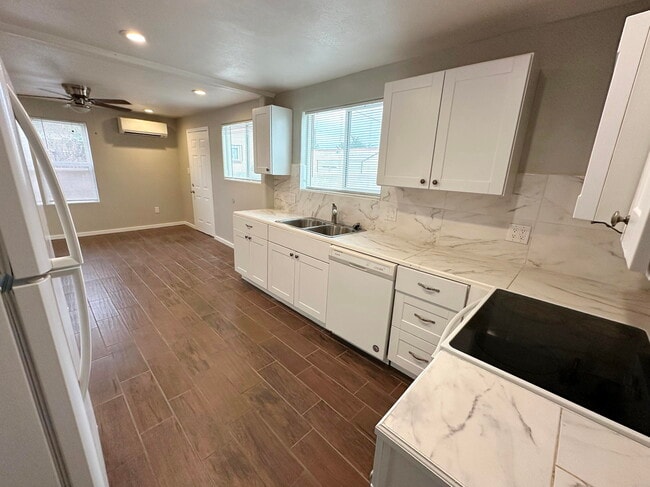 Photo - 907 Stover Ave SW