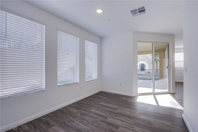 Building Photo - 2555 Hampton Rd Unit 4109