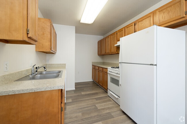 3BR, 2BA - 1,148SF - Kitchen - Stonegate Village Apartments